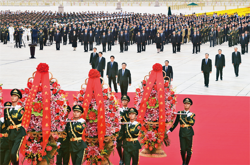 2021年9月30日上午，黨和國家領(lǐng)導(dǎo)人習近平、李克強、栗戰(zhàn)書、汪洋、王滬寧、趙樂際、韓正、王岐山等來到北京天安門廣場，出席烈士紀念日向人民英雄敬獻花籃儀式。 新華社記者 張領(lǐng)/攝