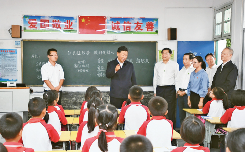 2020年9月16日至18日，中共中央總書記、國家主席、中央軍委主席習近平在湖南考察。這是16日下午，習近平在郴州市汝城縣文明瑤族鄉(xiāng)第一片小學(xué)，同正在上思政課的同學(xué)們親切交流。 新華社記者 謝環(huán)馳/攝