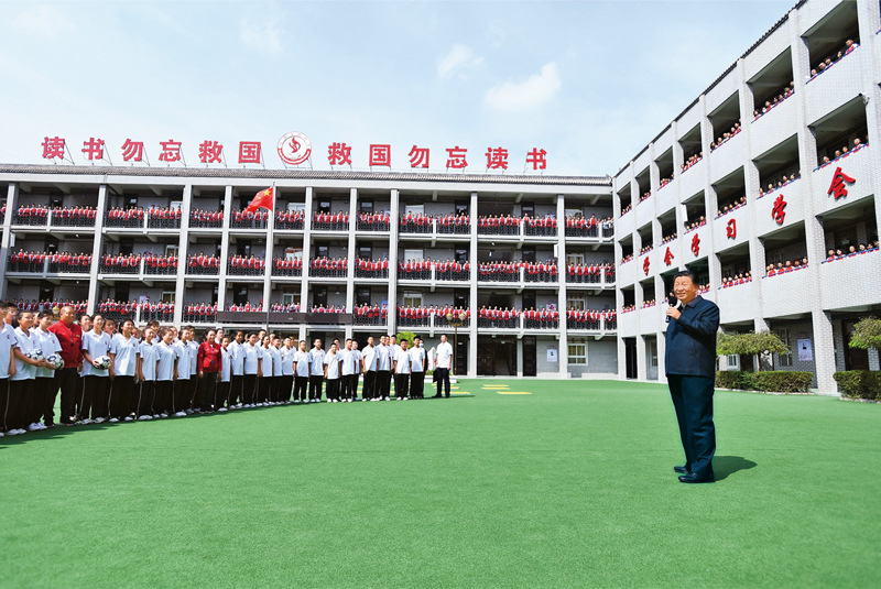 2021年9月13日至14日，中共中央總書記、國家主席、中央軍委主席習近平在陜西省榆林市考察。這是14日上午，習近平在綏德實驗中學(xué)考察時，同師生親切交流。 新華社記者 謝環(huán)馳/攝